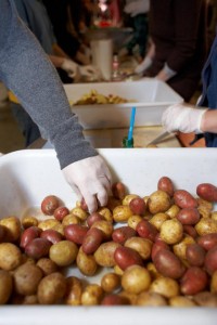 Schnippeldisko: Die "nicht marktkonformen" Kartoffeln kommen in den Eintopf (Foto: Ralph Horbaschek)