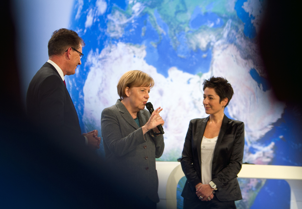 Gerd Müller, Angela Merkel und Dunja Hayali bei der Übergabe der Zukunftscharta (Foto: Johannes Herbel)