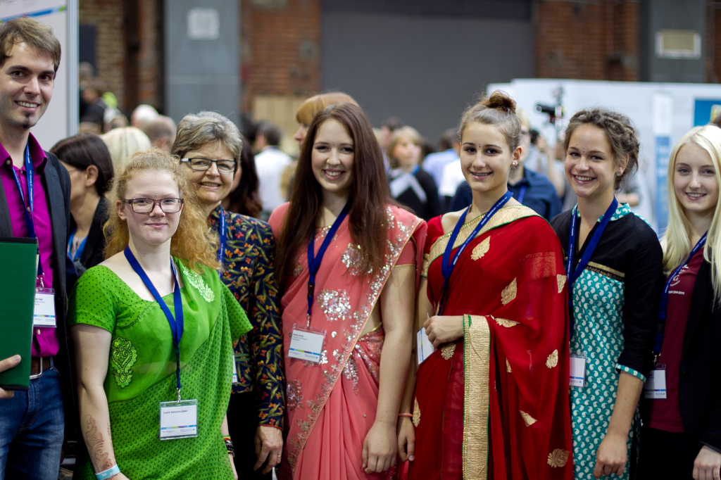 Annika Kretz (Mitte) und ihre MitschülerInnen waren in Indien (Foto: Johannes Herbel)