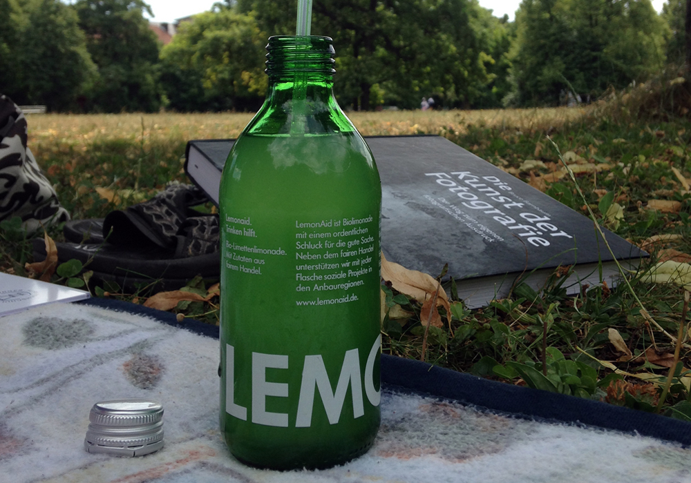 Grüne Limo im grünen Park: LemonAid (Foto: Boris Ott, flickr.com, CC-BY-NC 2.0)