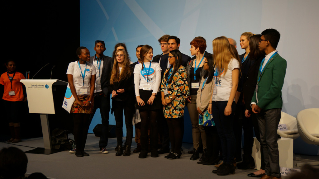 Jugendliche reden mit: Mitglieder von "WorldWeWant" auf dem Podium beim Zukunftsforum (Foto: Johannes Herbel)