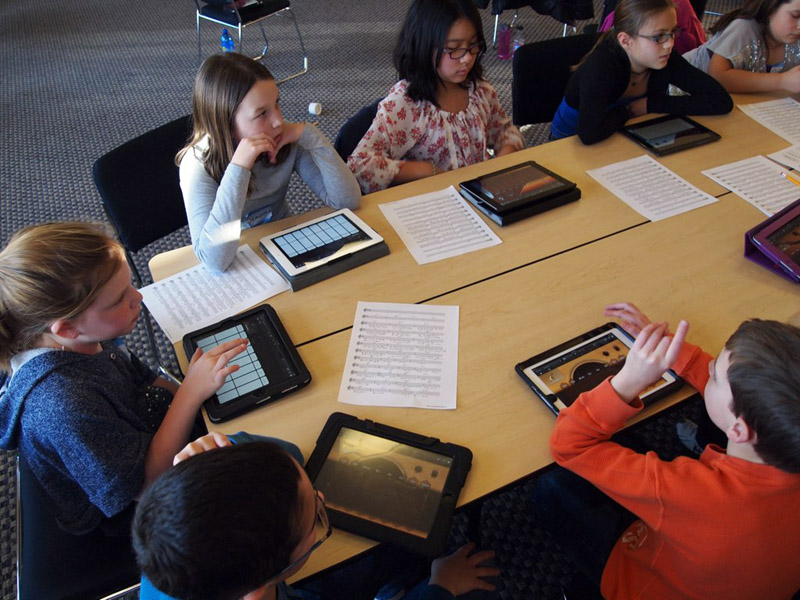 Auch im Musikunterricht können digitale Medien eingesetzt werden - zum Beispiel Tablets (Foto: Brad Flickinger, flickr.com, CC-BY 2.0)