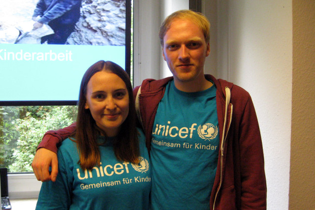 Nicht nur bei der ZukunfsTour aktiv: Sarah Karski und Peer Stumpenhusen engagieren sich in Bremen bei UNICEF (Foto: Vanessa Reiber)
