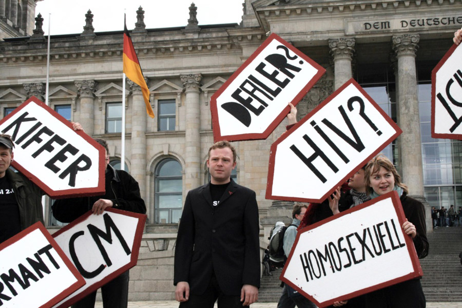 Protest vor dem Bundestag: Was weiß der Staat über seine Bürger, wenn er Daten auf Vorrat speichert? (Foto: Nicor, Wikimedia Commons, CC-BY 2.0)