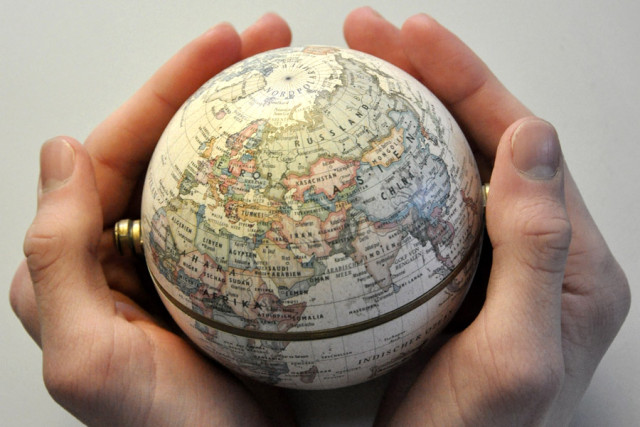 Symbolfoto: Ein kleiner Globus in guten Händen (Foto: Paul Hinck, jugendfotos.de, CC-BY-NC 3.0)
