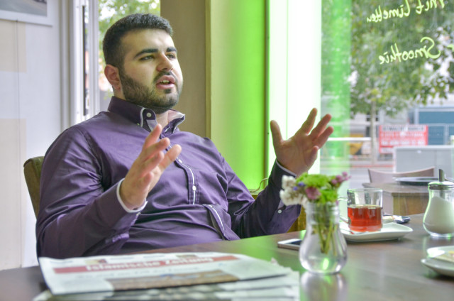 Tarek Bärliner (21) gestikuliert während des Interview mit politikorange