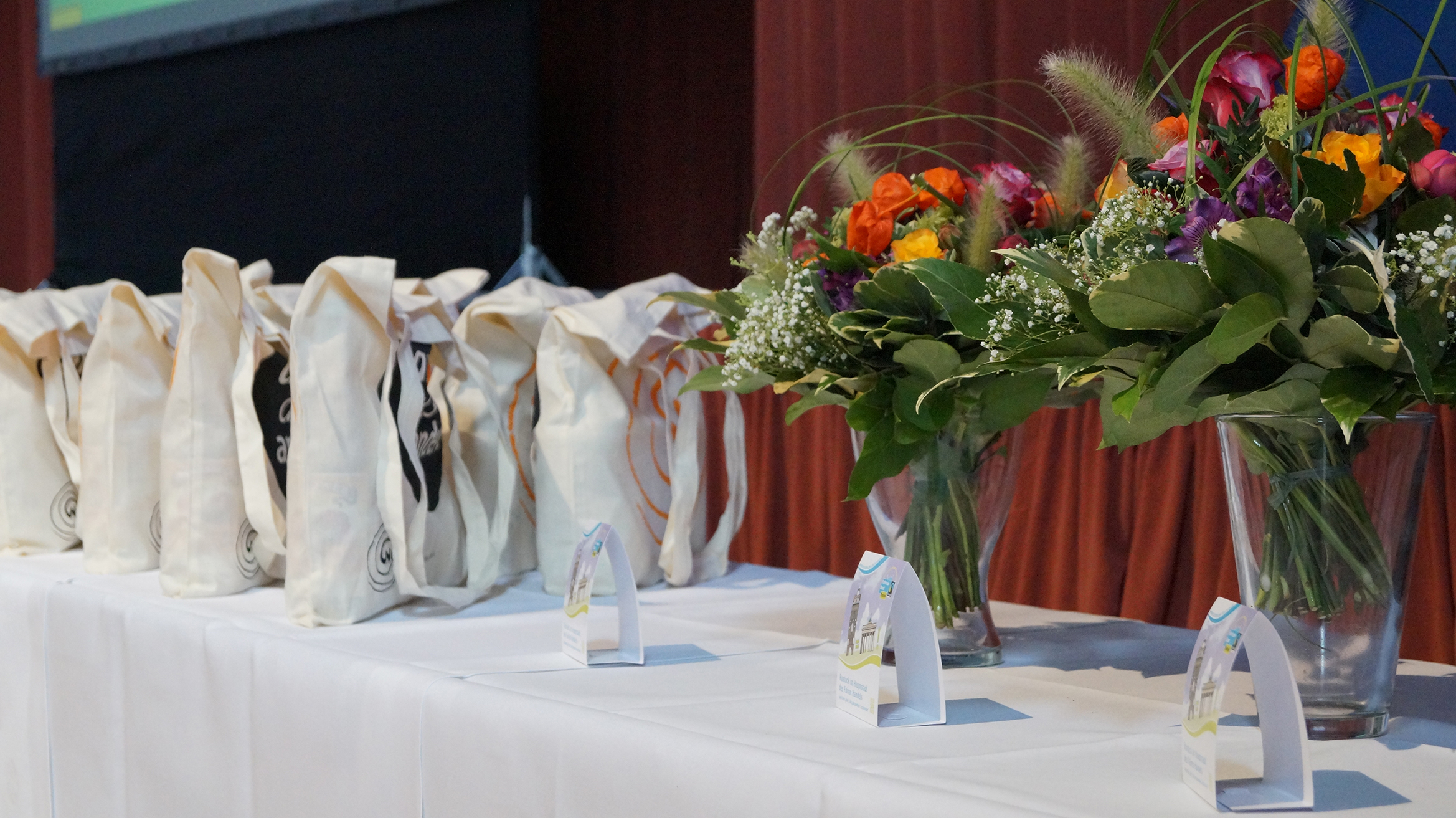 Geschenke für die Preisträger*innen. Einer der Blumensträuße ging an Sara und damit Rostock hilft. // Foto: Fritz Beise