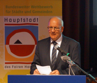 Oberbürgermeister Methling hält sich noch an sein Skript. // Foto: Fritz Beise