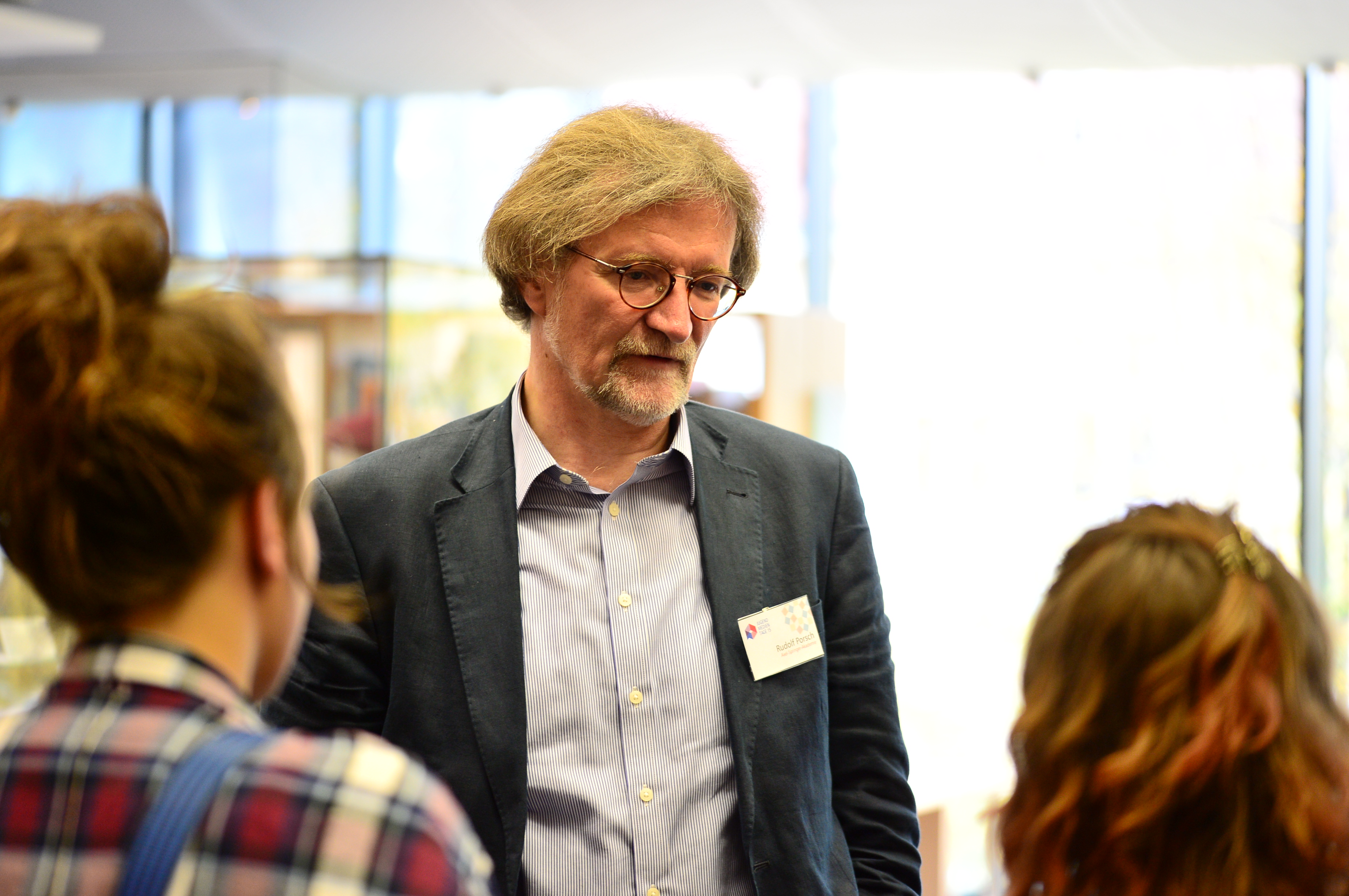 Rudolf Porsch im Gespräch mit den Teilnehmerinnen (Foto: Fabian Jäger)
