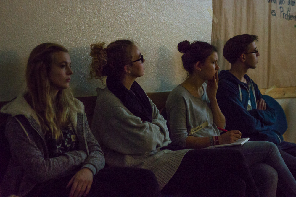 Am ersten Abend sehen die Teilnehmer*innen den Dokumentarfilm „Willkommen auf Deutsch“