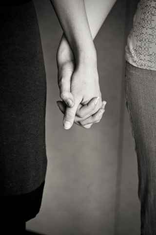 Zwei Leute halten Hände