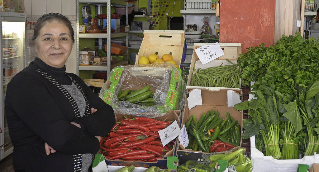 Racho kommt aus Syrien und verkauft Obst und Gemüse in einem laden