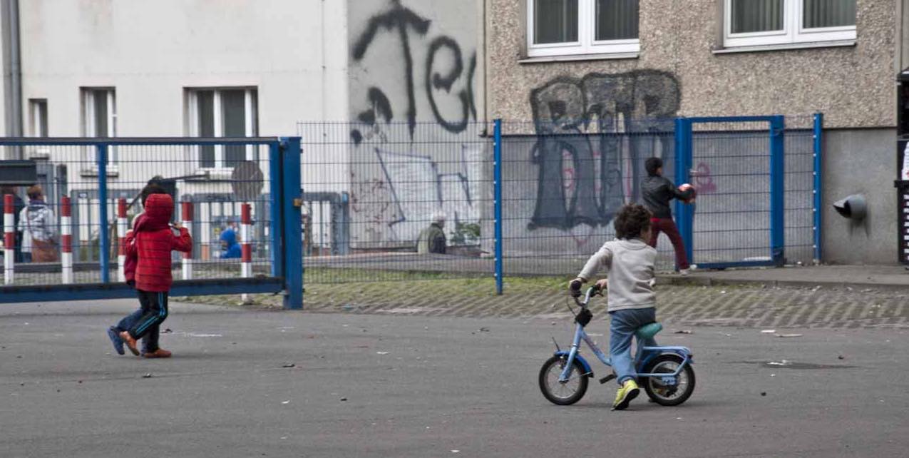 Spielende Kinder vor der Flüchtlingsunterkunft in der ehemaligen Stasi-Zentrale in Berlin-Lichtenberg