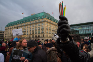 Mahnwache für die Opfer des Attentats auf Charlie Hebdo vor der französischen Botschaft in Berlin. Foto: Tim Rimmele