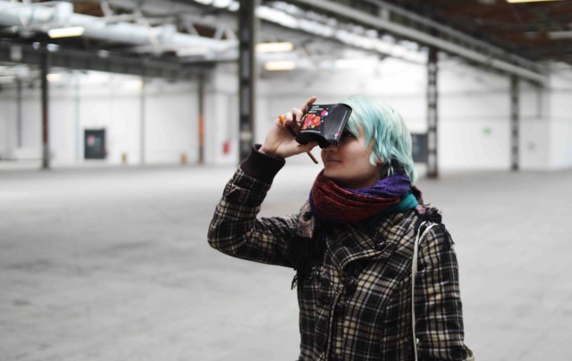 Lisbeth von der Jungen Presse Berlin probiert sich an mobiler Virtual Reality (Foto: Henrik Nürnberger)