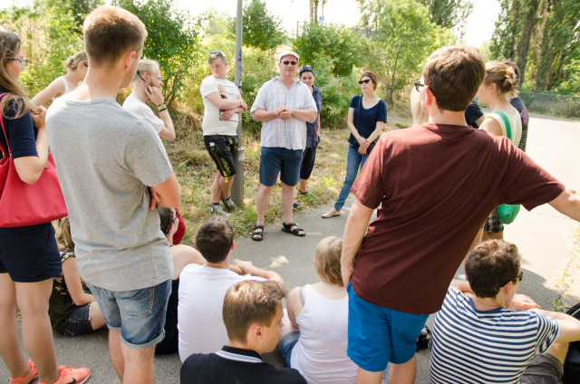 Die Teilnehmer des Jugendforums lauschen den Ausführungen von Jens-Holger Kirchner (Stadtrat für Stadtentwicklung Bezirk Pankow). Foto: Jonas Walzberg
