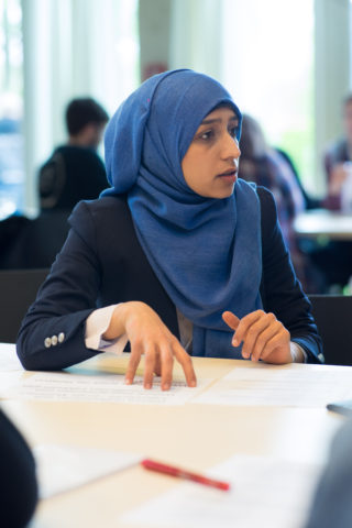 Sucht gerade als junge Muslima den Dialog: Fatima. Foto: Johannes Kolb