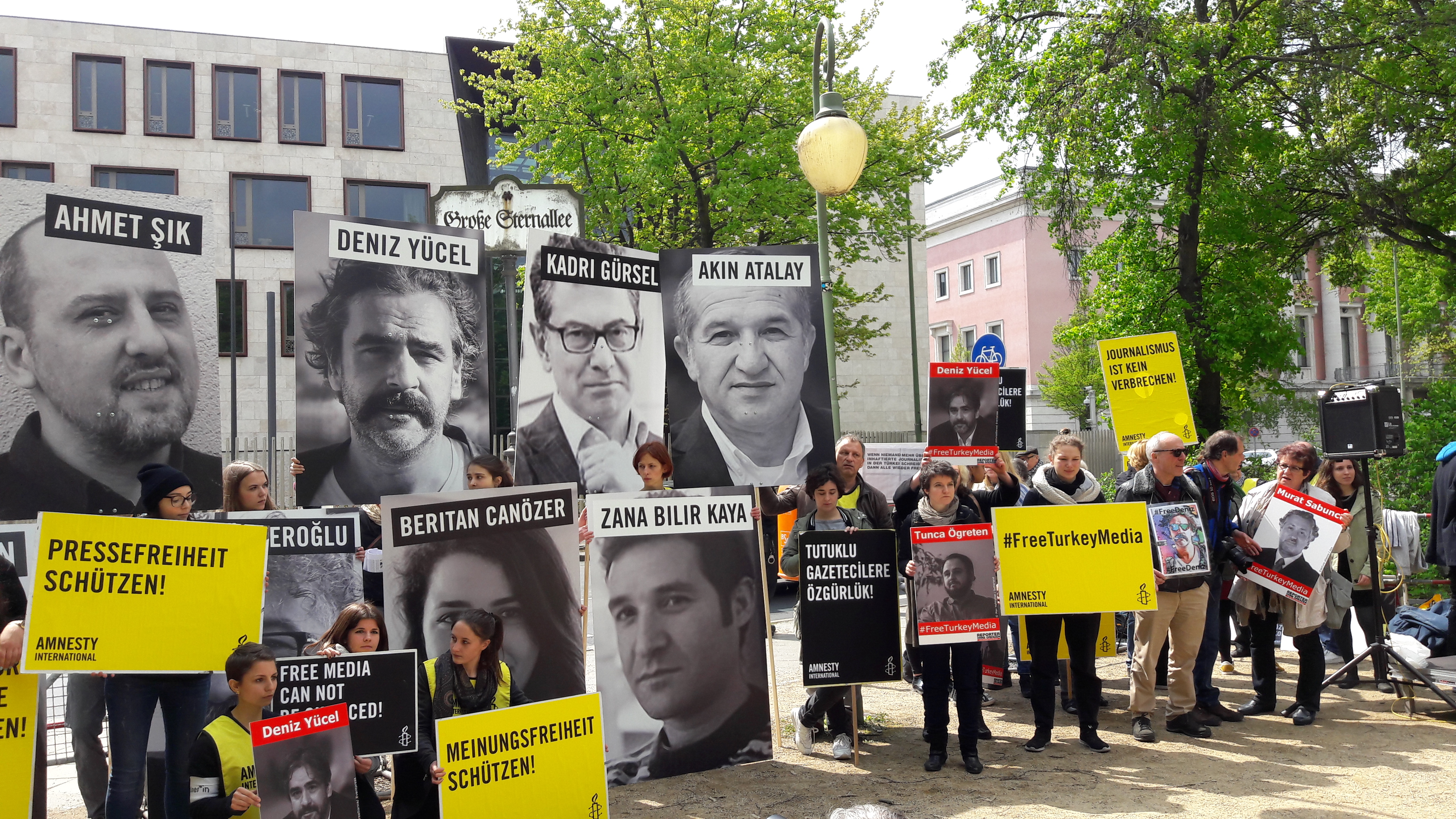 Demonstrierende vor der türkischen Botschaft. Foto: Christina Braun